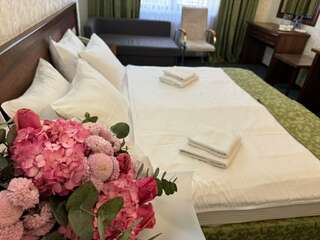 Гостиница Аврора Краснодар Улучшенный номер с кроватью размера «king-size» или 2 отдельными кроватями-1