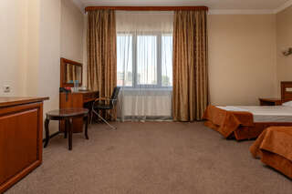 Гостиница Аврора Краснодар Улучшенный номер с кроватью размера «king-size» или 2 отдельными кроватями-7