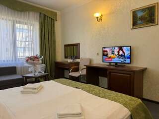Гостиница Аврора Краснодар Улучшенный номер с кроватью размера «king-size» или 2 отдельными кроватями-5